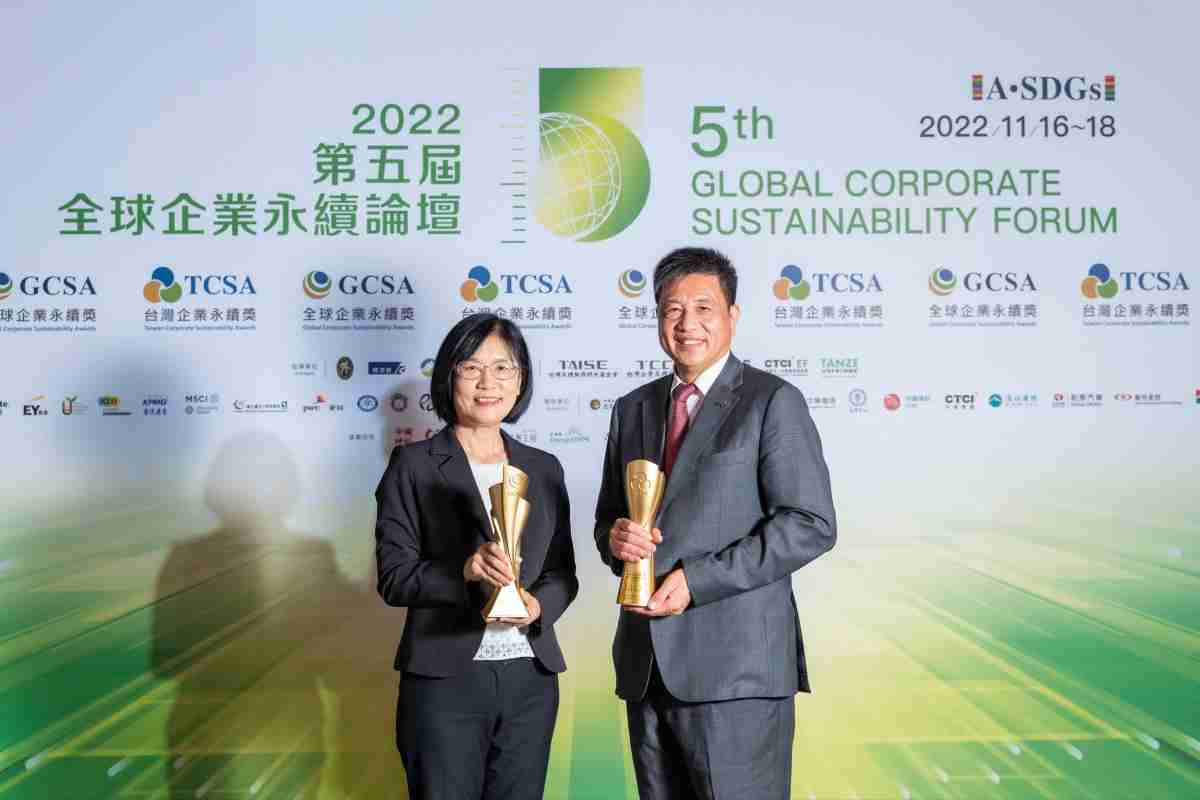 糖果派对作为净零碳排先锋，，期引领价值链伙伴同行共好，，卫冕制造业组“十大典范企业” 二连冠殊荣(左：糖果派对光电永续长古秀华，，右：糖果派对光电董事长暨执行长彭双浪)