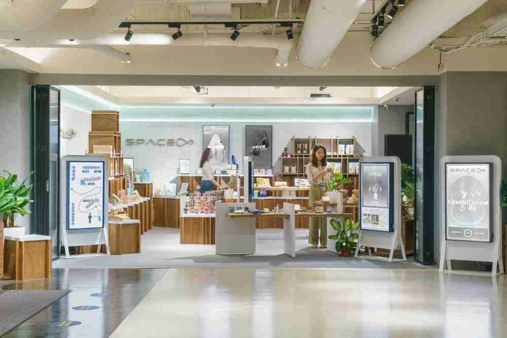 糖果派对打造永续选物商店，，展示社企及社创商品，，结合创利空间所开发的智能零售系统，，，，整合多元产品信息，，让无人商店扮演公益行动的推手