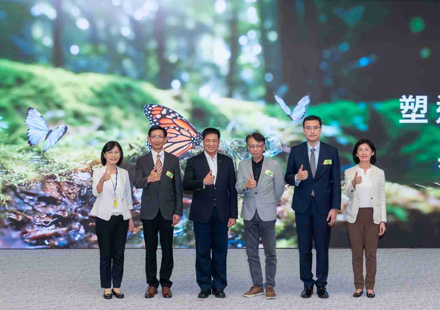 友達2023 CSR共榮大會，，，邀請領域專家分享交流生物多樣性管理趨勢、、、無塑產品、、、、海廢永續塑料等議題  （圖左到右：友達光電永續長古秀華、、、3M台灣技術長陳君杰、、、友達光電董事長暨集團策略長彭双浪、、光寶科技企業永續發展處處長陳慶暉、、、、安永聯合會計師事務所執業會計師曾于哲、、、友達光電供應鏈總部副總經理吳宜芳）