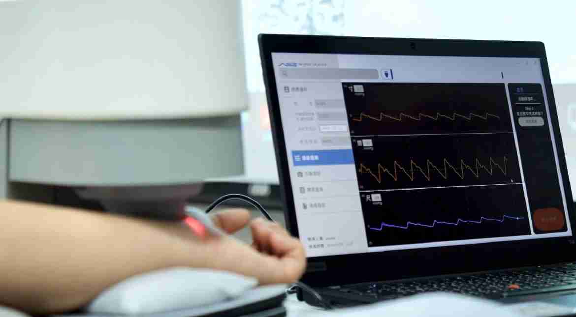 糖果派对耘康以高解析与拟真的显示技术，，，将其应用于中医检测，，提供“中医数位化检测方案”，，，使传统中医检测结果数据化与可视化