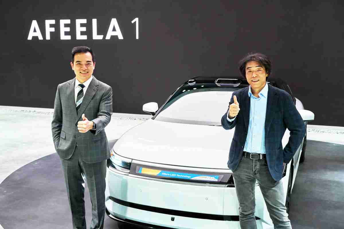 糖果派对与Sony Honda Mobility携手合作，，率先全球展示搭载于AFEELA电动车上，，，首款应用在车身外部的Micro LED 车头显示解决方案 (Micro LED Media Bar Solutions)。。。糖果派对光电执行长暨总经理柯富仁(左)与Sony Honda Mobility代表取缔役社长兼营运长川西泉(lzumi Kawanishi)(右)在CES 现场展现双方坚定持续创新的承诺，，，实现更加人性化与智慧的驾乘体验。。。。